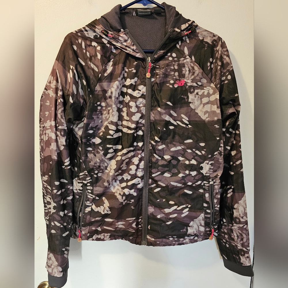 New Balance Running Jacket Women's Black Camo Full Zip Hooded Windbreaker Size M